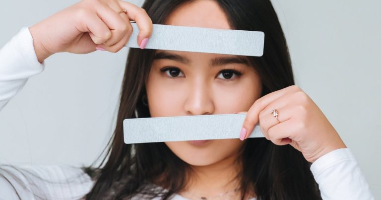 Woman holding bars across her forehead and mouth, Chinese face reading for women
